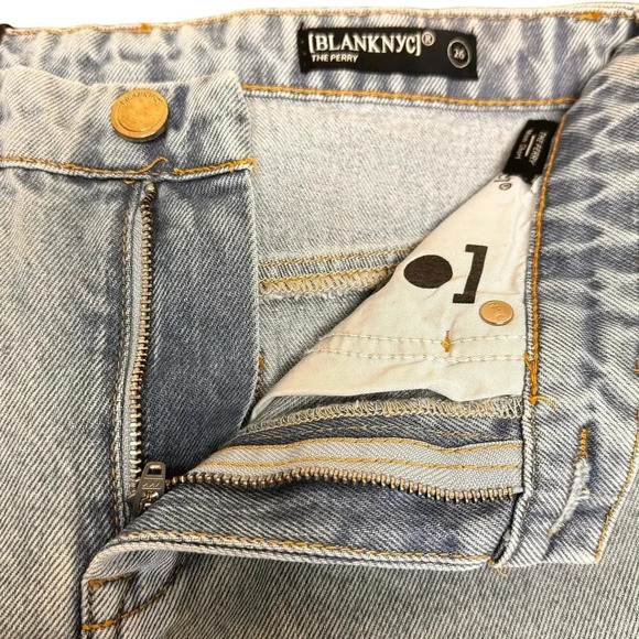 Blank NYC "The Perry" Mom Short Light Wash High Rise Cuffed Hem Women's 26 - Picture 6 of 12